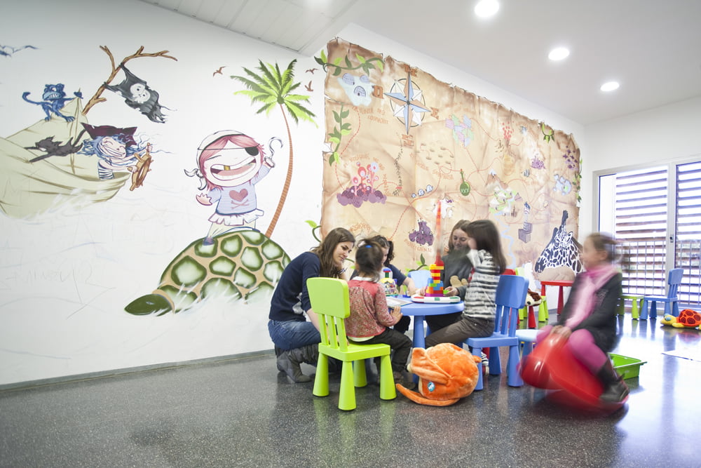 Murales artísticos en las salas de pediatría