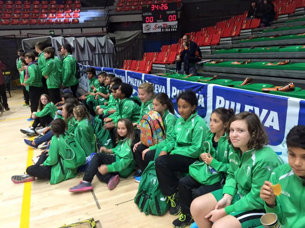 Jóvenes jugadores xabieros en La Fonteta