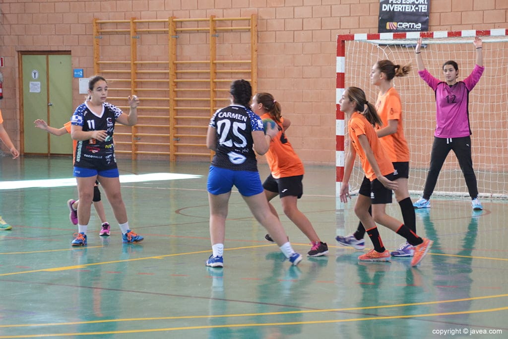 Las infantiles del CH Xàbia defendiendo