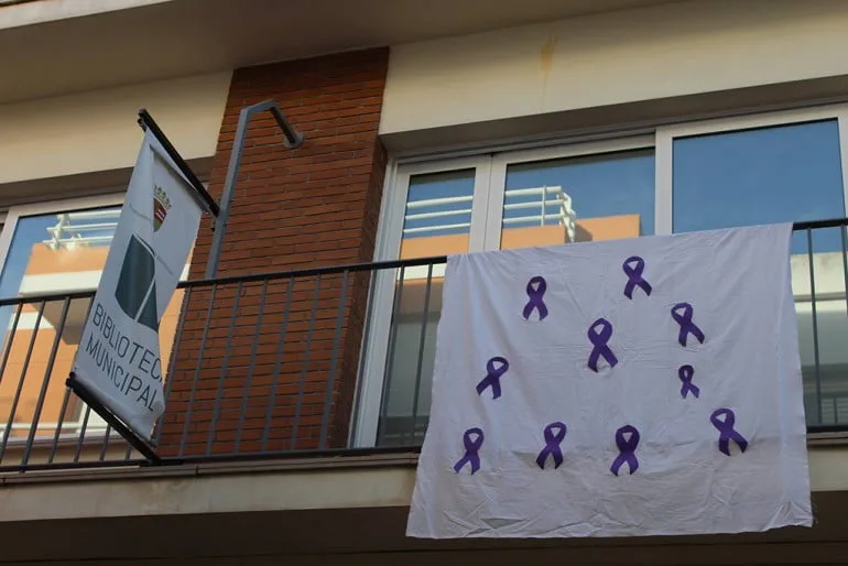 Colgada de sábanas blancas con lazos violeta