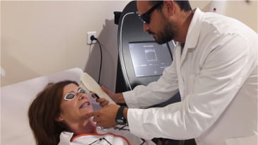 El Dr Ayala aplica el láser a una paciente