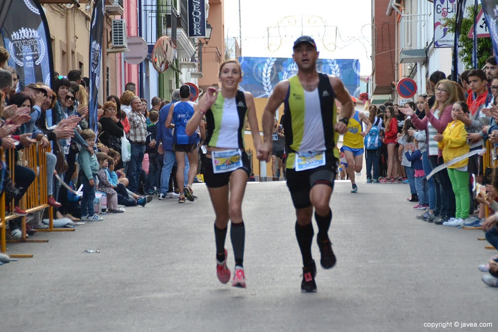 Mª Isabel Ferrer junto a José Antonio Cecilia durante un carrera