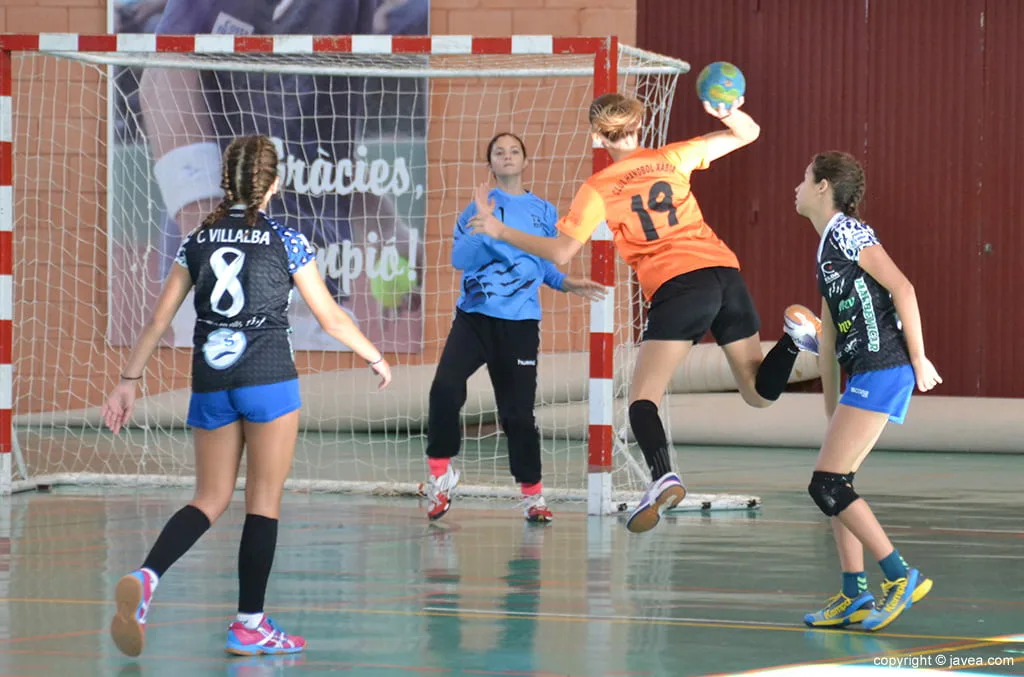 Mónica Jorro lanzando a portería