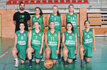 Óscar Mayordomo con sus chicas del equipo senior