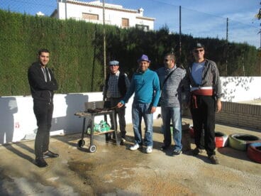 Padres asando castañas