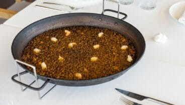 Paellas y arroces secos que rinden homenaje a la tradición
