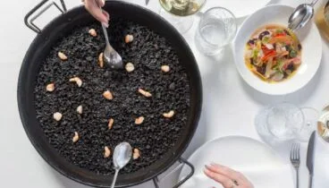 Saborea un arroz negro con vistas al mar en La Perla