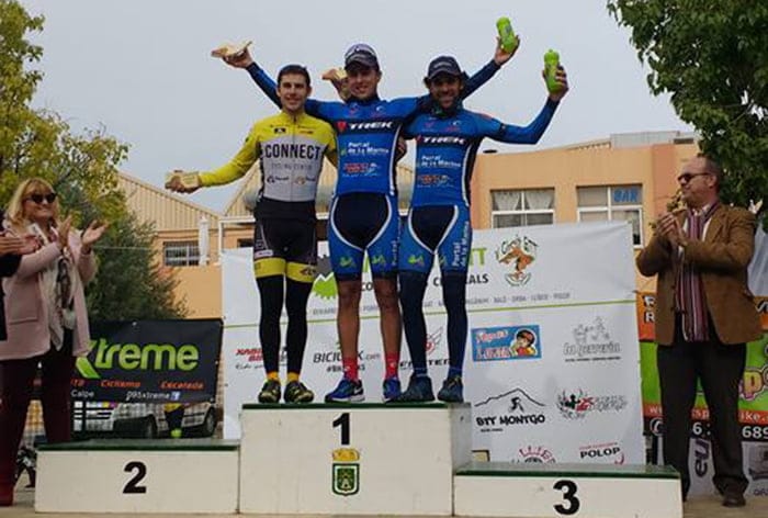 Tomás Miralles con Ade Moll en el podio