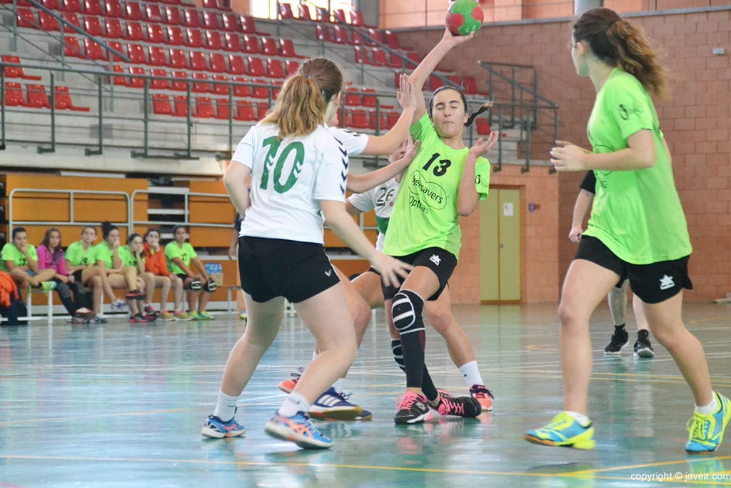 Una jugadora xabiera intentando pasar la defensa rival