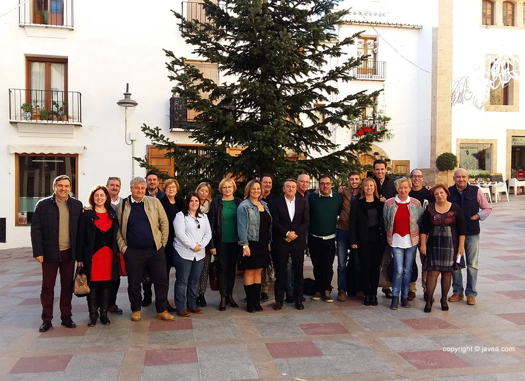 Corporación municipal junto al árbol de navidad