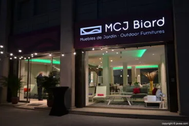 Fachada nocturna MCJ BIARD