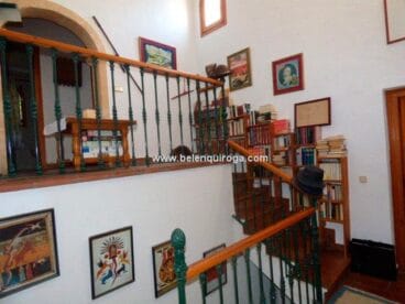 Librería y escalera de la casa en venta Belen Quiroga