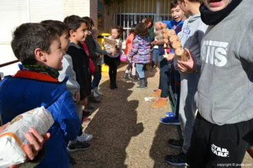 Los alumnos pasan los alimentos