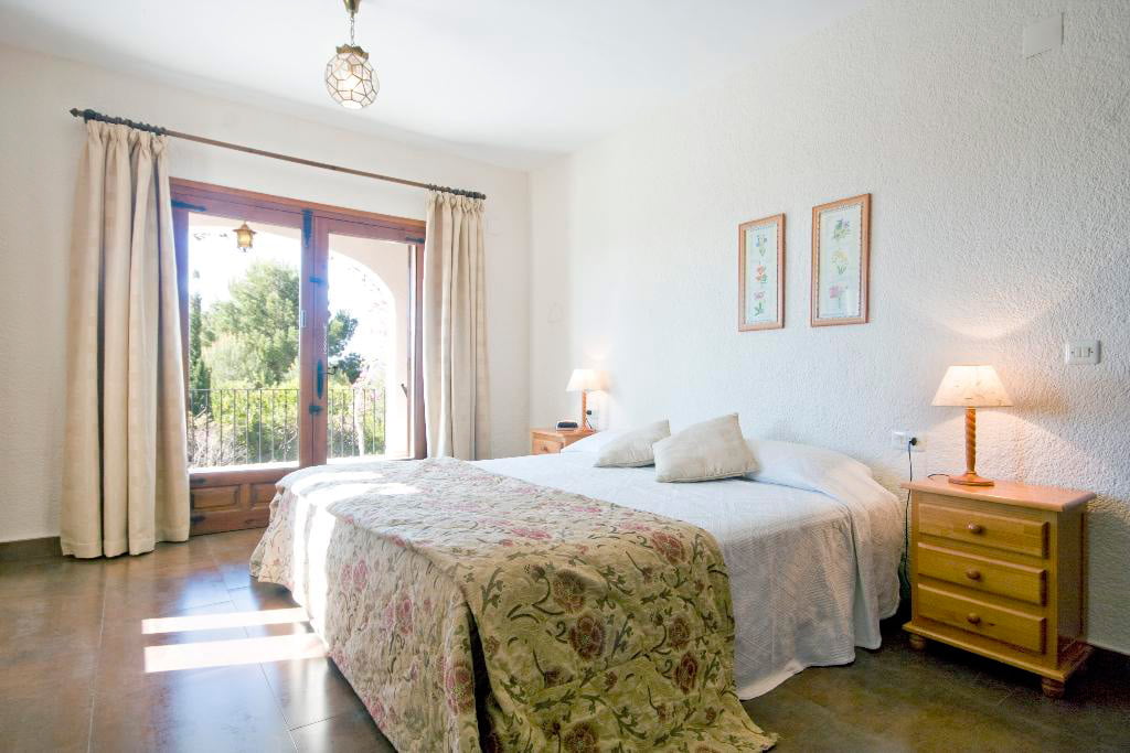 Luminoso dormitorio de la casa Renata Aguila Rent a Villa