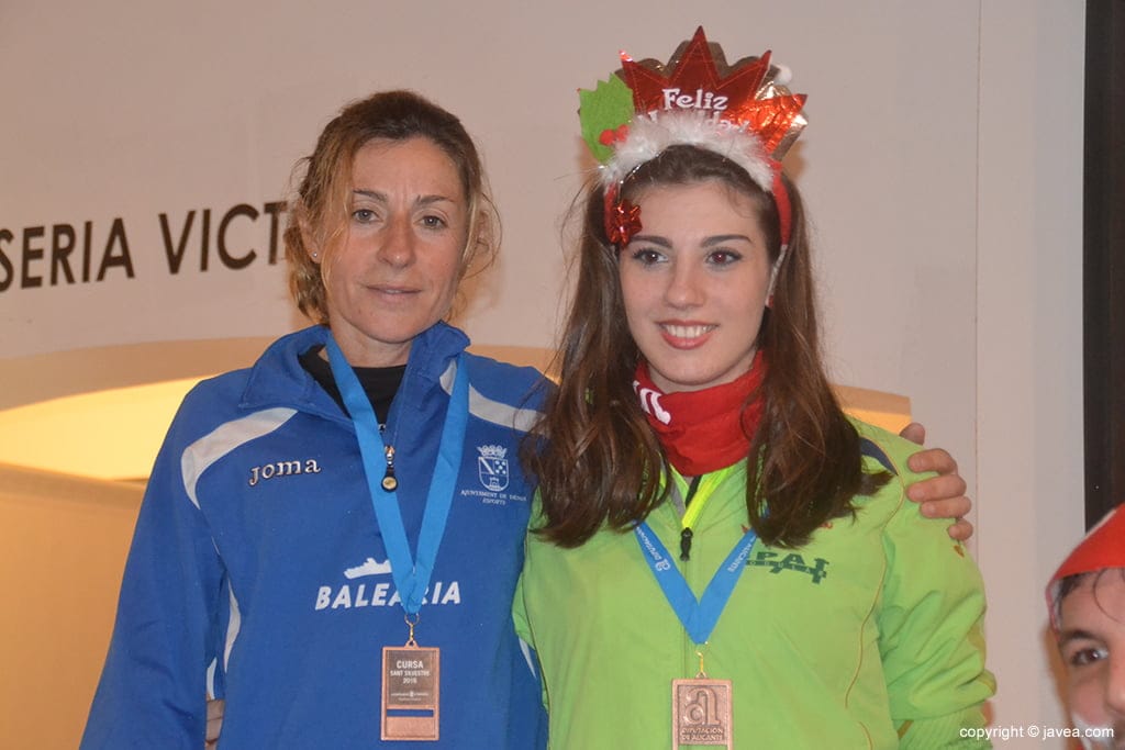 Mayca Sala y Naila Pérez en el podio