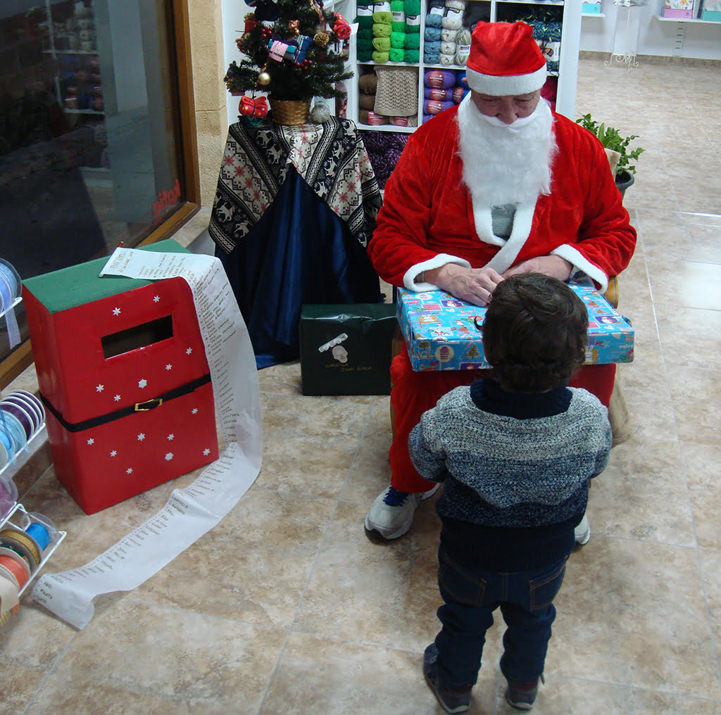 Papa Noel dando un regalo a un niño