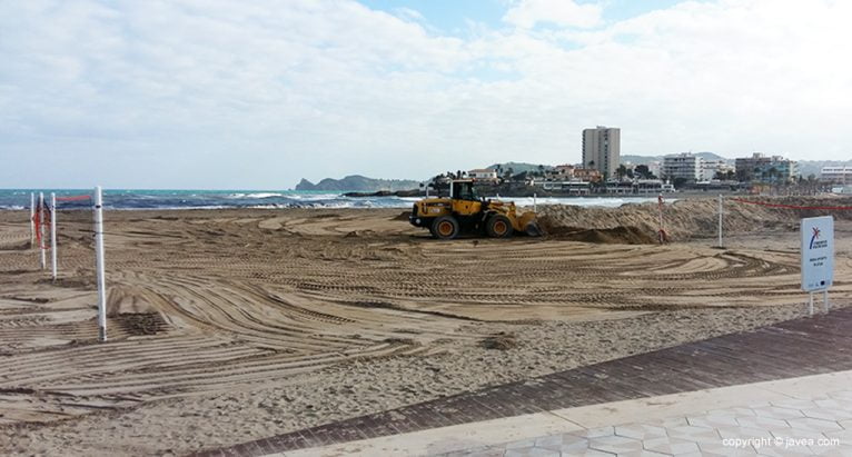 Retirada de la duna de arena en la Playa del Arenal