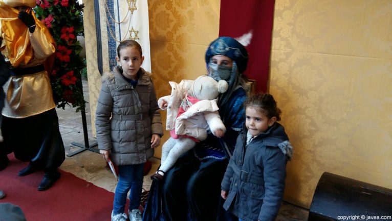 Visita de los Pajes Reales a Xàbia - niñas con el paje