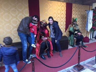 Visita de los Pajes Reales a Xàbia – foto con los pajes