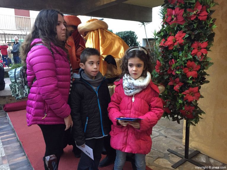 Visita de los Pajes Reales a Xàbia - niños esperando