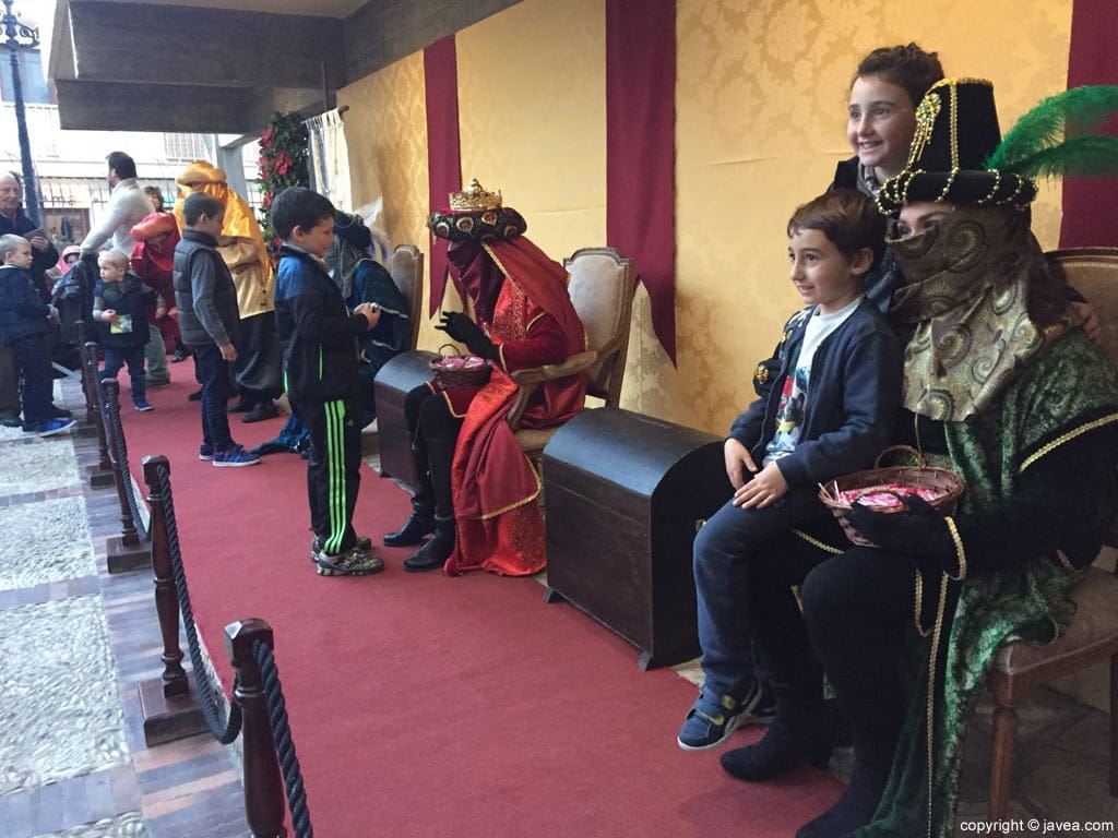 Visita de los Pajes Reales a Xàbia - Atendiendo a los niños en el puerto