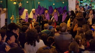 Visita de los Pajes Reales al Mercat de Xàbia