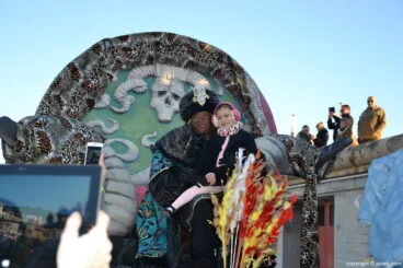 Cabalgata Reyes Magos Xàbia 2017 – Baltasar con una niña