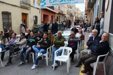 Aficionados viendo una partida de pilota en Benitatxell
