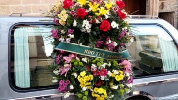 Coche fúnebre con los restos mortales de Goyo