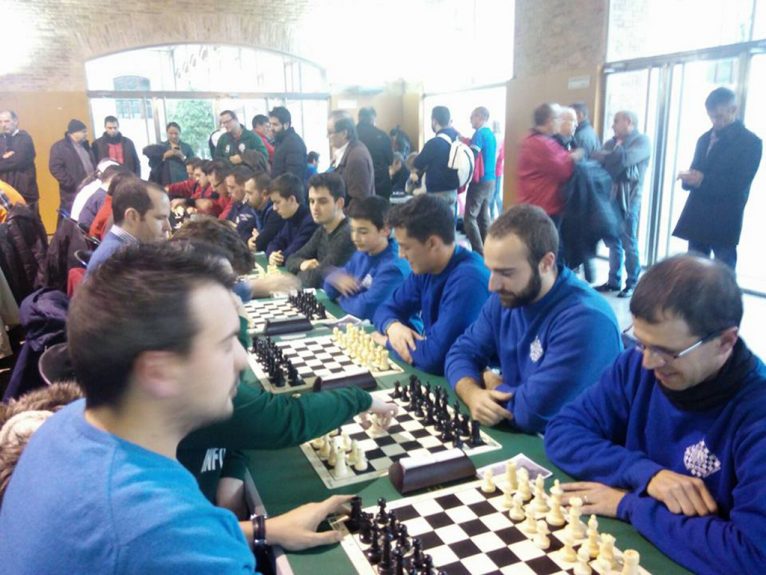 De azul los ajdrecistas xabieros durante un torneo