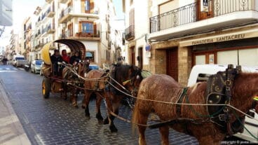Desfile de carros y caballerías