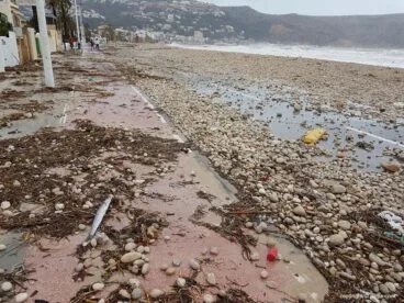 El mar invade la calzada
