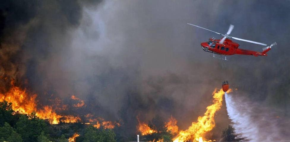 Eusebio a bordo de un Bell 412 durante la extinción del IF Xàbia