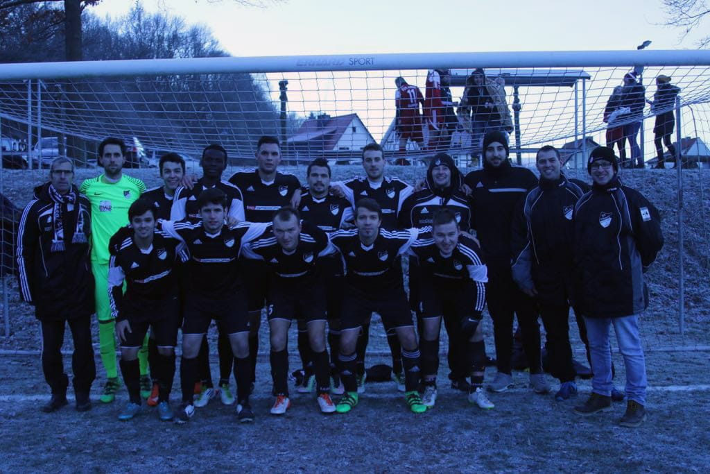 Isaac Llobell con su equipo