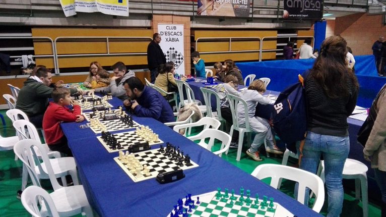 Young people playing chess in Xàbia