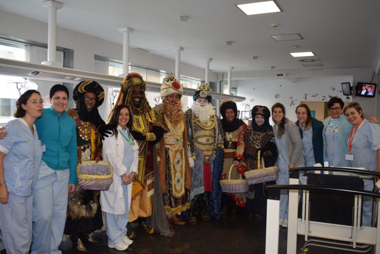 Los Reyes Magos con personal del Hospital