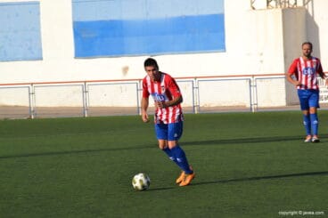 Miguel Meretta jugando un balon
