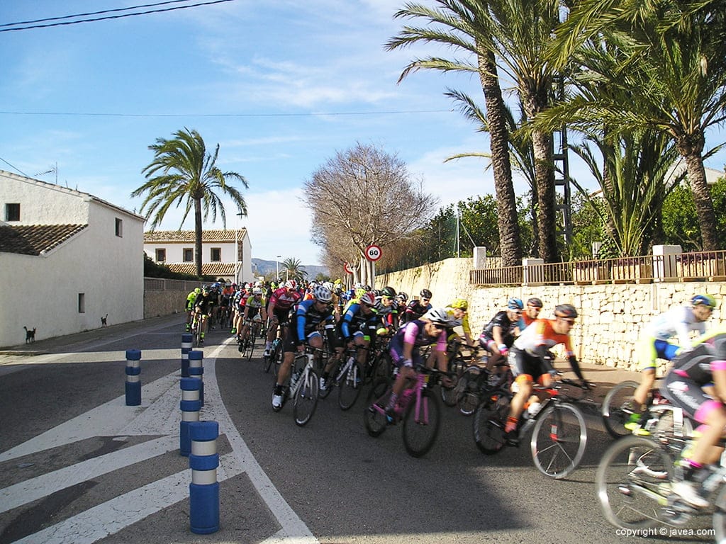 Pelotón pasando por Xàbia