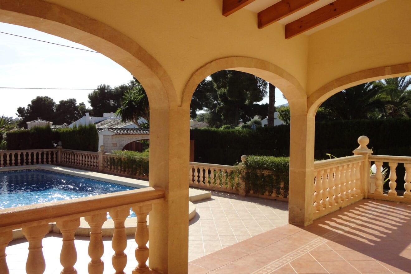 Terraza cubierta por arcos de tosca en un chalet en venta en Jávea - Xabiga Inmobiliaria