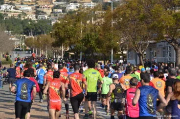 Avenida llena de atletas