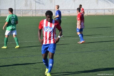 Faye jugador del CD Jávea ante el Calpe CF