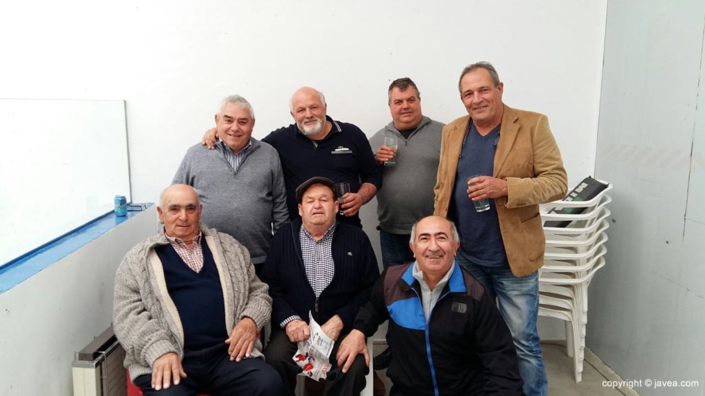 Grupo de aficionados a la pilota valenciana en Xàbia
