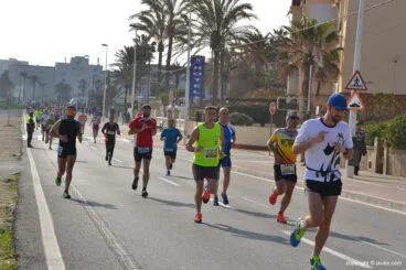 Grupo estirado de atletas