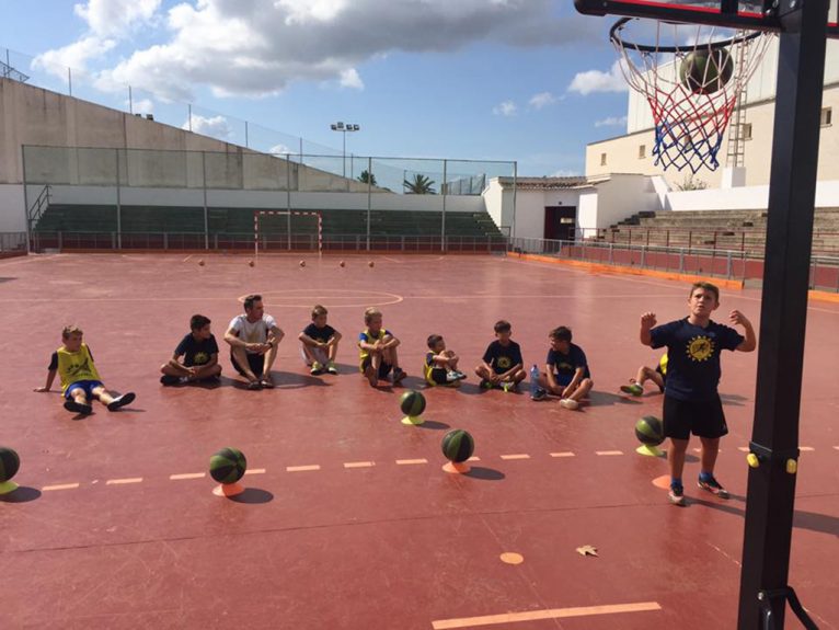 Niños de la escuela Multideportiva del CD Jávea jugando a baloncesto
