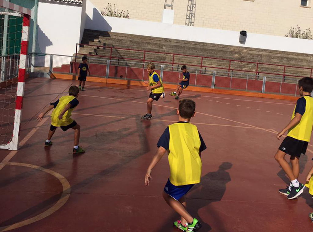 Niños de la escuela multideportiva del CD Jávea jugando al fútbol