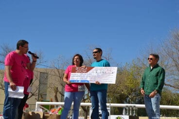 Entrega del cheque benéfico