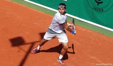 Dante Gennaro golpeando de revés