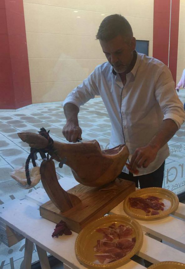 Degustación de jamón en la inauguración Nieves Sivera