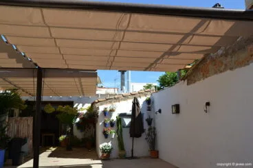 Exterior con toldo Toldos Teo