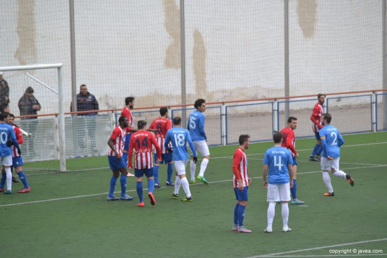Jugadores del CD Jávea defendiendo un corner
